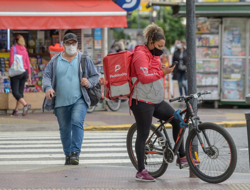 La crisis de ingresos no cede y ya son más de 1.6 millones los argentinos que tienen más de un empleo para ...