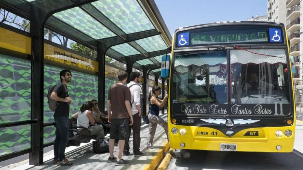 El salario indirecto de los trabajadores se desploma por los aumentos y erosiona aún más ...