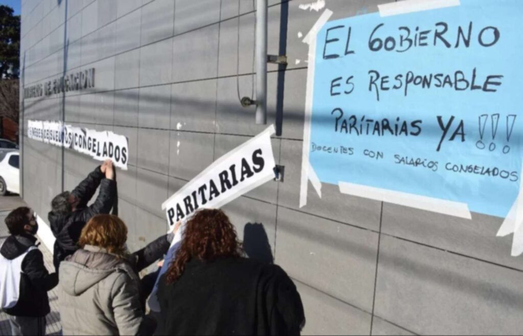 El gobierno sigue pisando las paritarias y mantiene los aumentos por debajo de la inflación