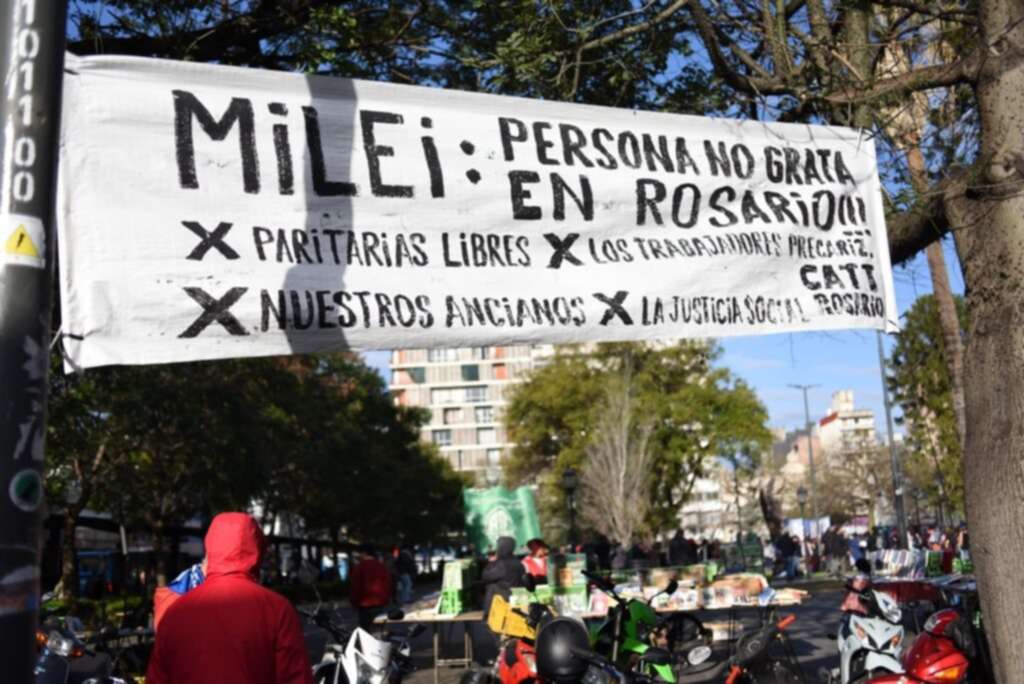 Diversos gremios preparan un “repudio masivo” a la visita a Rosario del presidente Milei