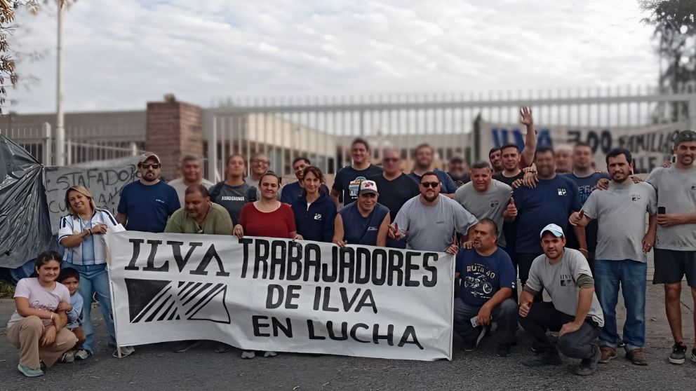 Trabajadores de la fábrica de cerámicos ILVA sostienen un acampe desde hace 10 meses tras el cierre y los 3...