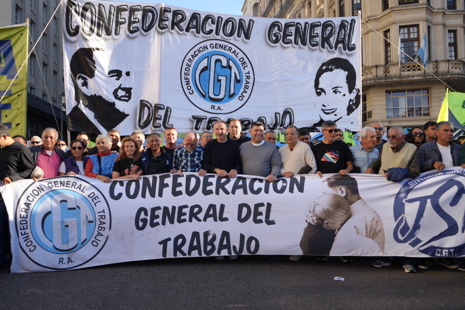 Tras un raid del triunvirato con las CTA, las Confederaciones y dirigentes combativos, la CGT se reúne para…