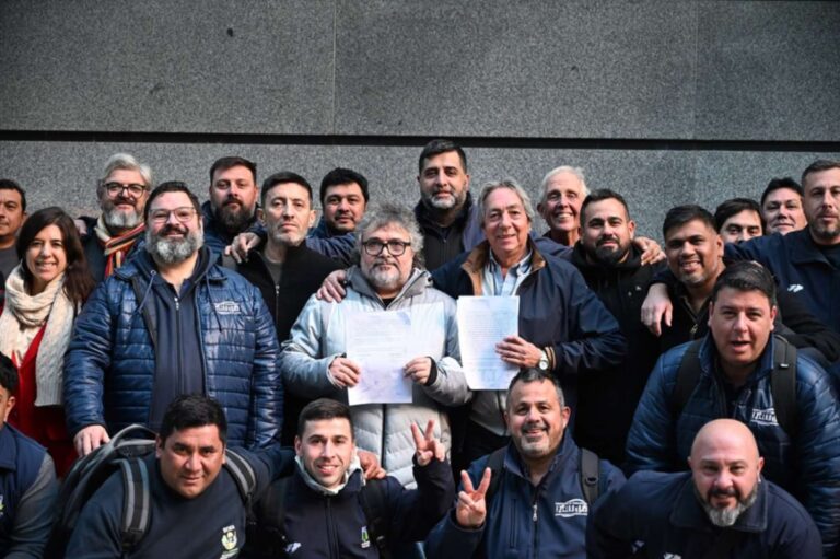Contra la presión del Gobierno y las patronales, los gremios aceiteros rompieron el cepo al salario y logra…
